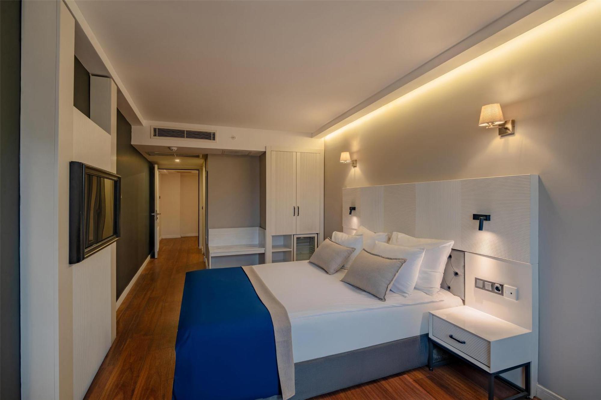 Otel Mitte Port 4*